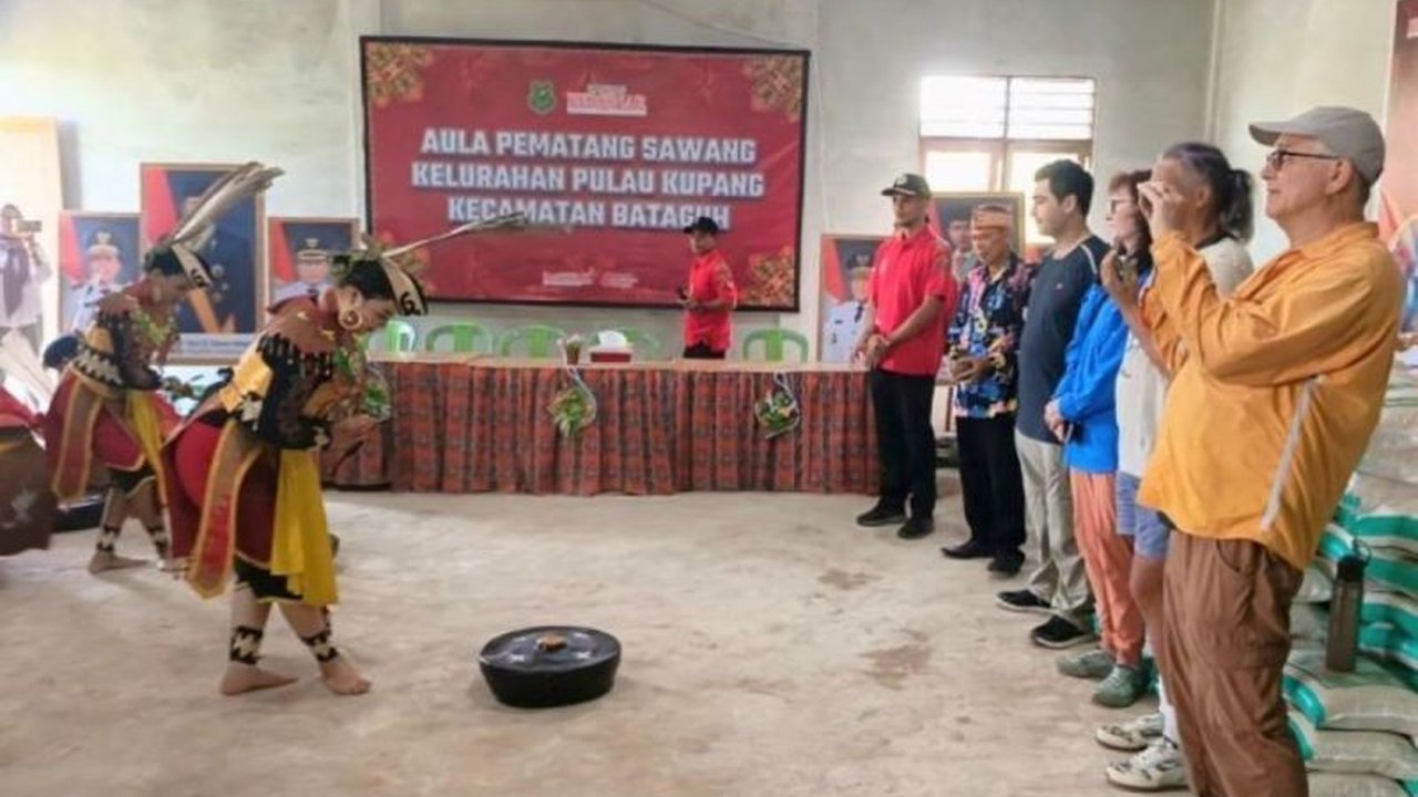 Keindahan Wisata Pulau Kupang kembali menarik perhatian dunia, kali ini memikat hati wisatawan Amerika Serikat dengan kekayaan budaya Dayak yang autentik dan keramahan lokal.