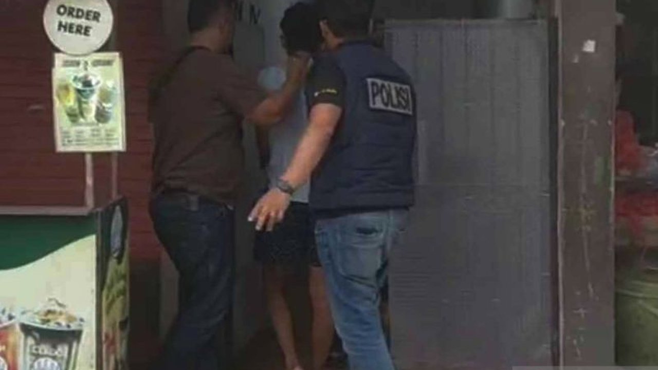 Polres Metro Bekasi berhasil meringkus seorang pencuri sepeda motor milik teman satu indekos di Cikarang Selatan, Kabupaten Bekasi. Terungkapnya kasus pencurian sepeda motor ini berawal dari laporan korban dan penyelidikan mendalam.