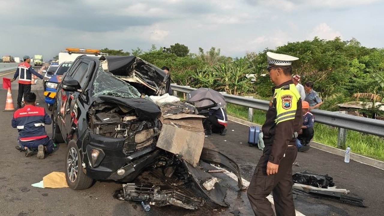 Dua staf pendamping anggota DPR RI tewas dalam insiden kecelakaan Anggota DPR di Tol Paspro. Sopir diduga mengantuk, menyebabkan mobil menabrak truk.