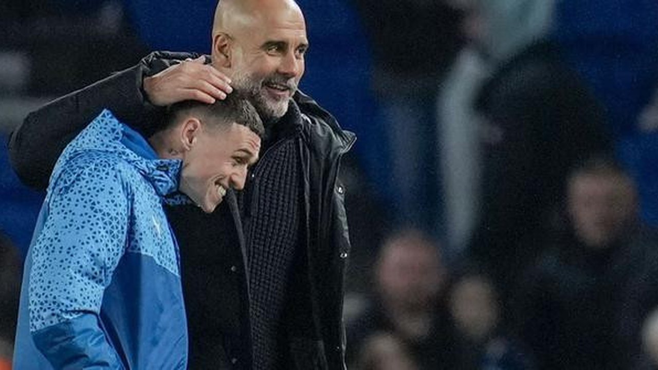 Pemain Manchester City, Phil Foden, merayakan kemenangan bersama Pep Guardiola setelah menaklukkan Brighton & Hove Albion  dalam duel tunda pekan ke-29 Liga Inggris 2024, Jumat (26/4/2024). (