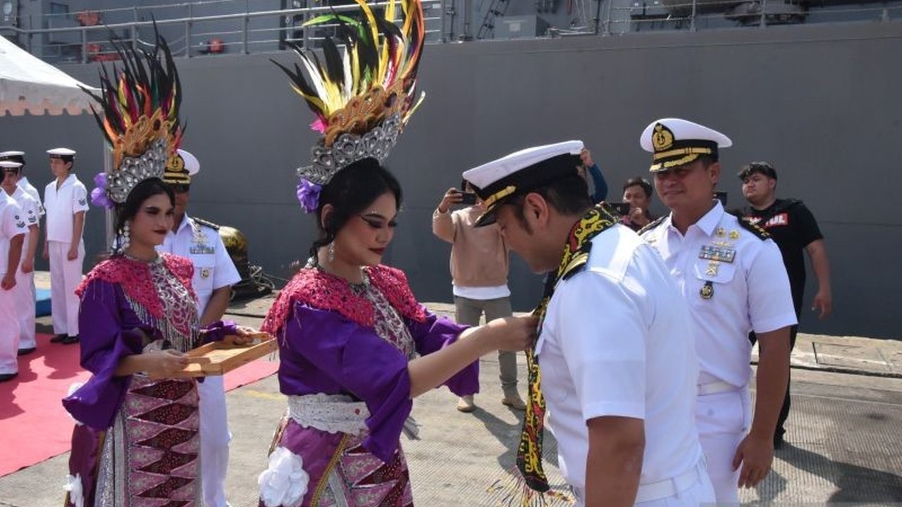 TNI AL melalui Komando Daerah Angkatan Laut (Kodaeral) III perkuat kerja sama TNI AL Jepang, menyambut kapal perang JS Ikazuchi di Tanjung Priok, Jakarta Utara. Ini merupakan komitmen bersama untuk menjaga keamanan maritim kawasan.