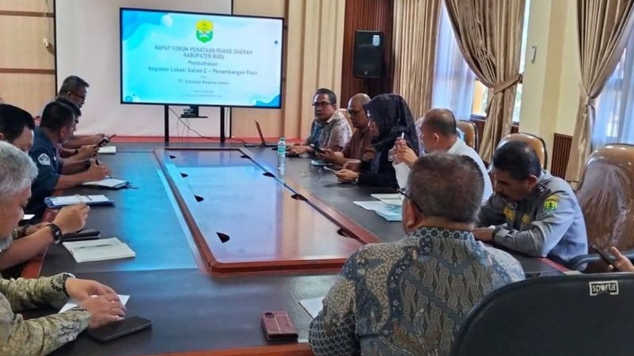 Pemerintah Kabupaten Buol menggandeng Perumda Berkah Buol dalam rencana pengembangan Investasi Pasir Kuarsa Buol, menekankan kepatuhan regulasi dan keberlanjutan lingkungan demi kesejahteraan warga.