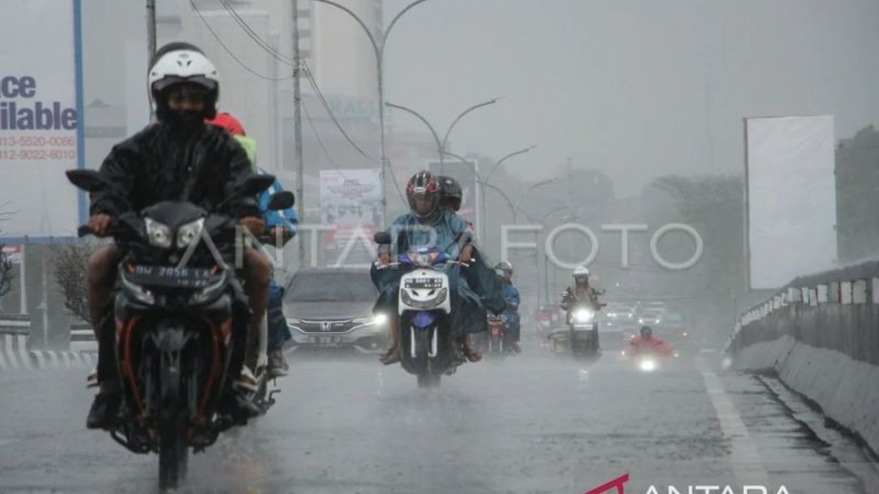 BMKG merilis prakiraan cuaca BMKG untuk Minggu, 24 Mei 2026, memprediksi hujan ringan hingga lebat di kota besar dan peringatan gelombang tinggi di perairan Sumatera Utara. Waspada potensi cuaca ekstrem!