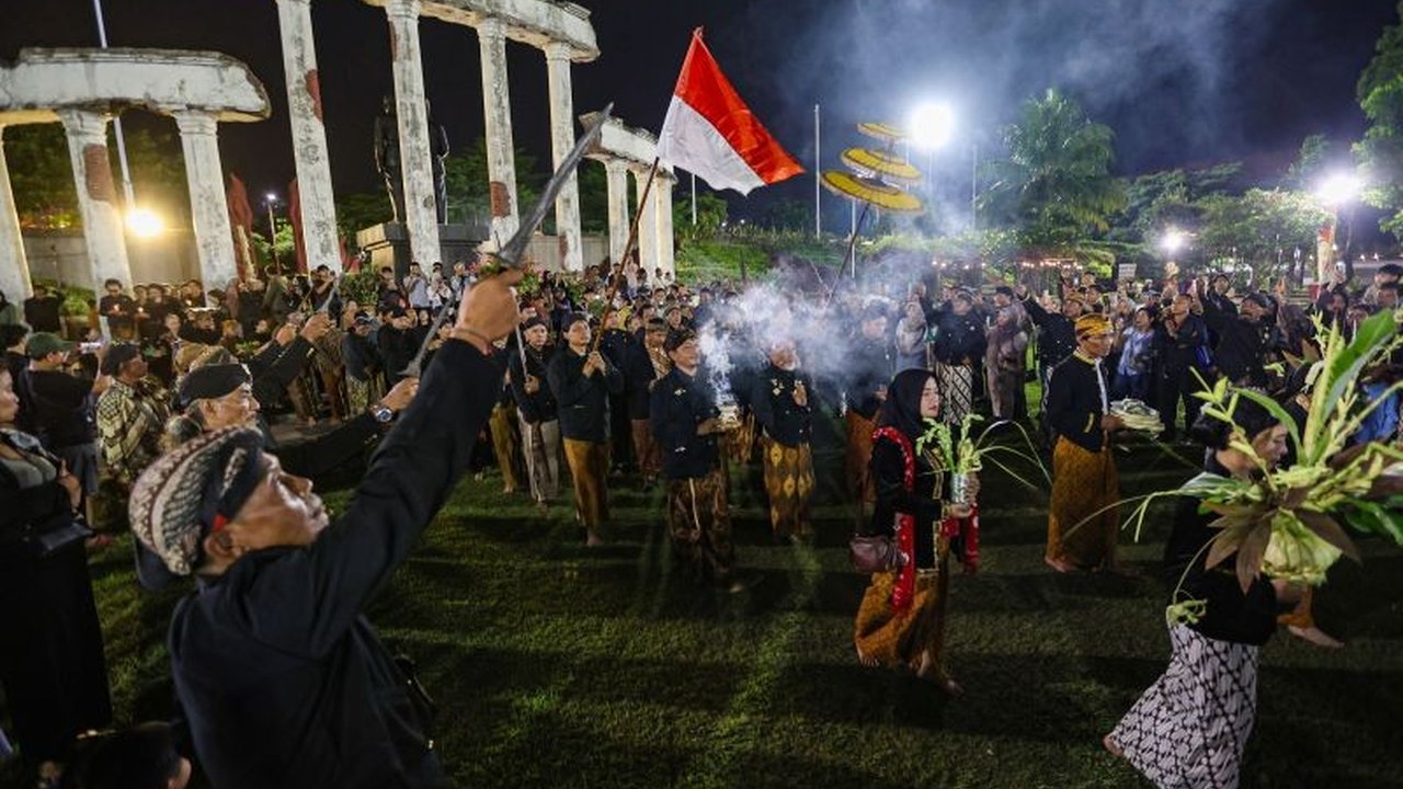 Ruwatan Kota Surabaya bukan sekadar ritual tahunan, melainkan refleksi mendalam kota metropolitan dalam mencari keseimbangan antara kemajuan dan pelestarian budaya. Simak makna di baliknya!