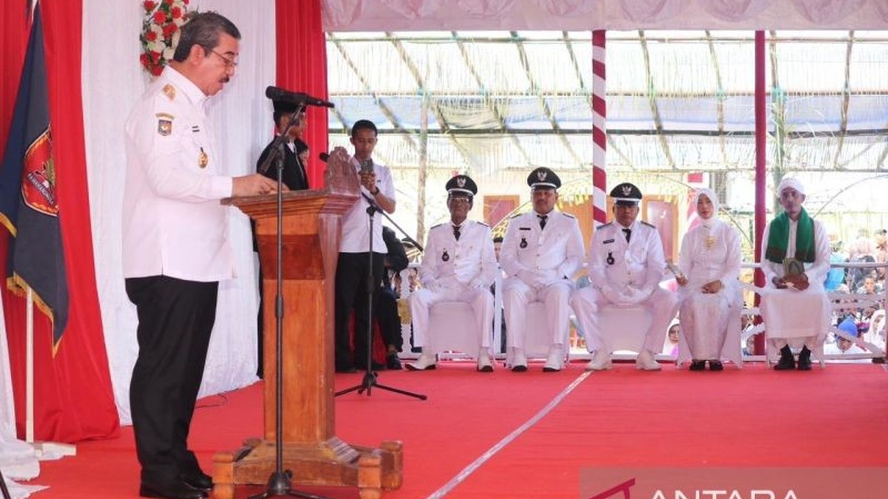 Gubernur Maluku Hendrik Lewerissa menegaskan komitmen terhadap penguatan negeri adat sebagai fondasi utama menjaga nilai budaya dan kearifan lokal, terutama saat pelantikan Raja Negeri Siri Sori Islam.