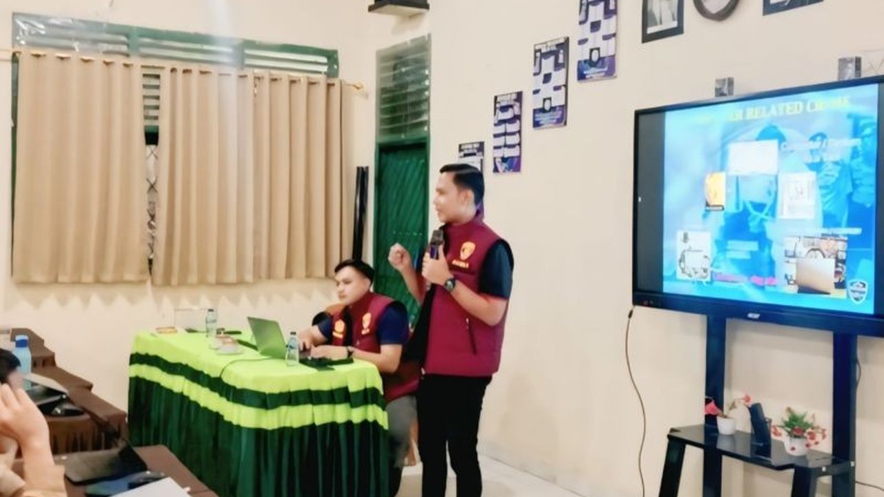 Polres OKU Selatan aktif menggalakkan Program Desa Sadar Digital untuk meningkatkan literasi masyarakat, khususnya pelajar, dalam menghadapi tantangan era teknologi. Simak dampaknya!