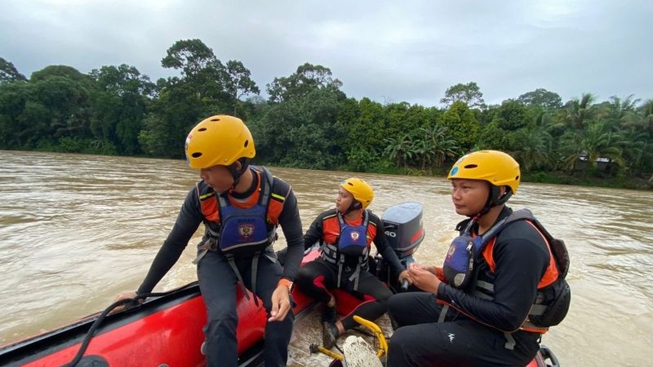 Operasi Pencarian Remaja Hanyut Jambi, Fakih, di Sungai Batang Merangin, Jambi, terus digencarkan. Tim SAR gabungan mengerahkan personel dan peralatan untuk menemukan korban yang terbawa arus deras, memicu kekhawatiran.