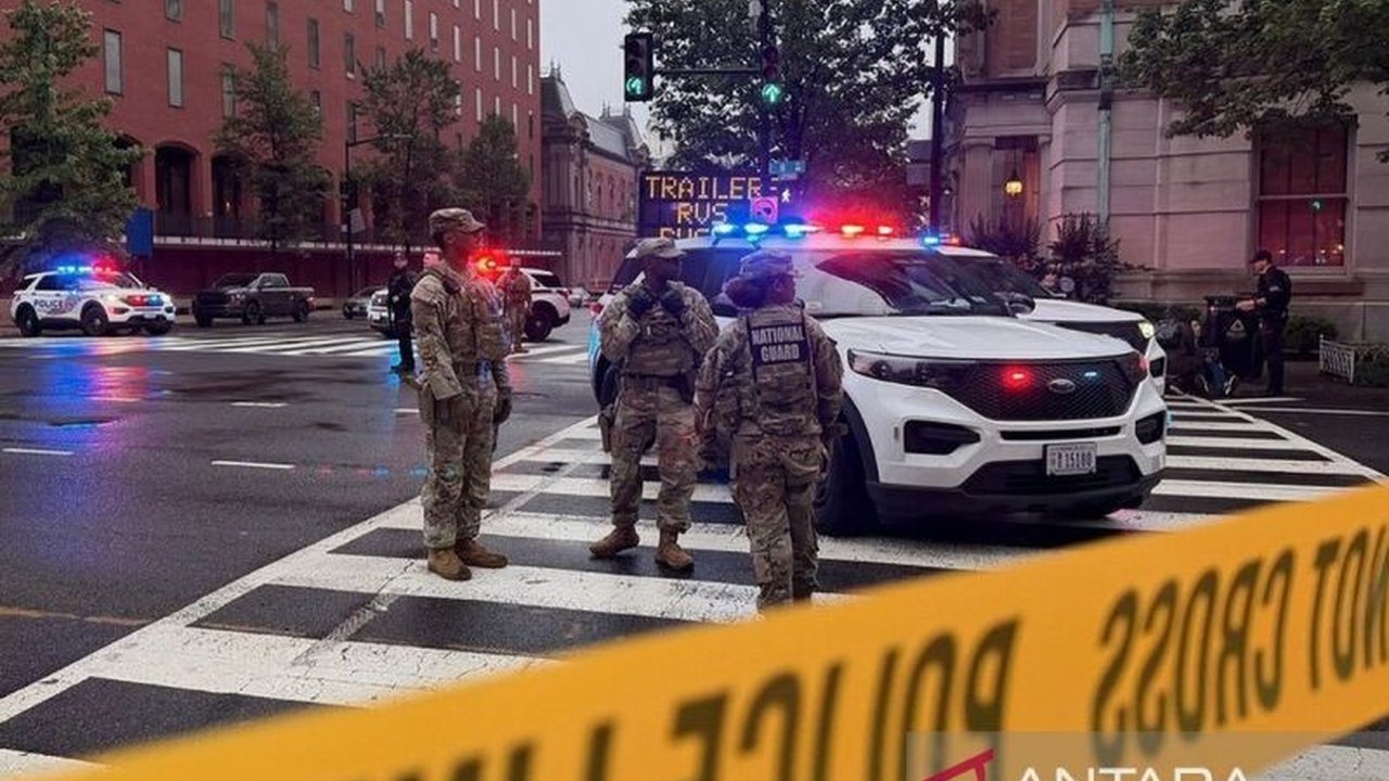 Dinas Rahasia AS memastikan pelaku penembakan dekat Gedung Putih tewas setelah baku tembak, dengan Presiden Trump dalam kondisi aman. Insiden Penembakan Gedung Putih ini memicu respons cepat dan penyelidikan mendalam.