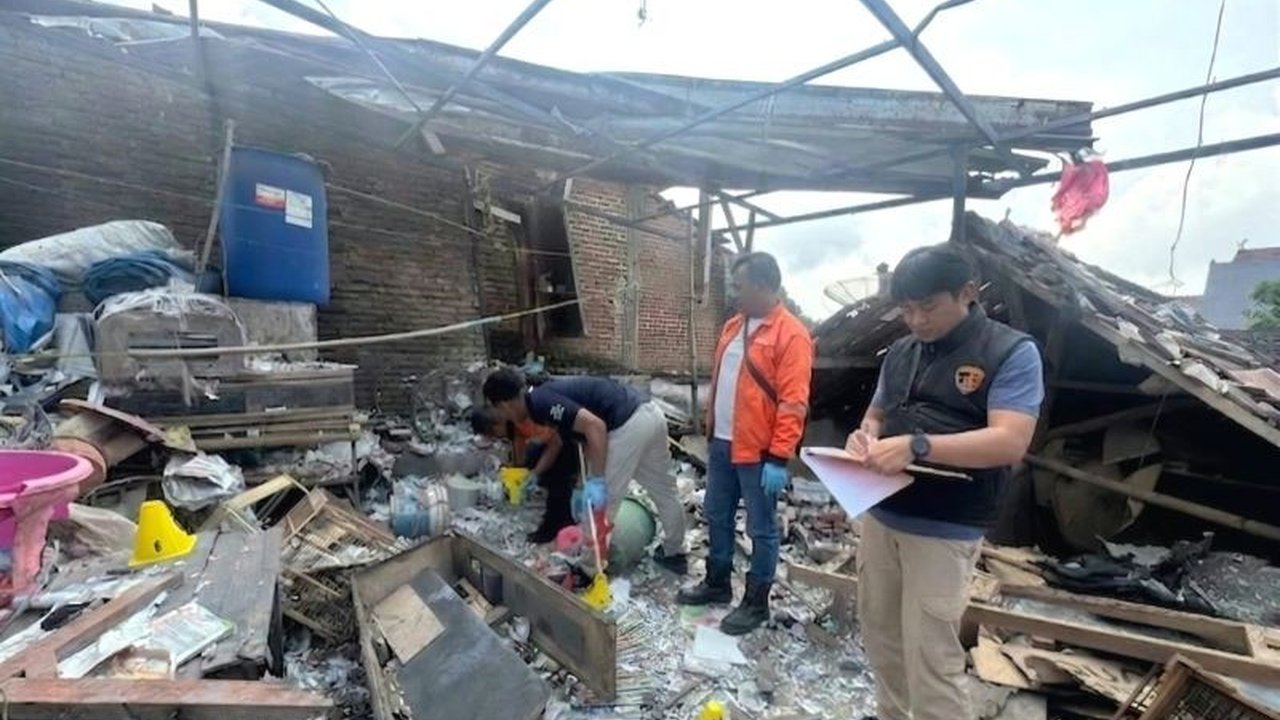 Kepolisian Resor Malang terus mendalami kasus ledakan petasan di sebuah rumah di Desa Jenggolo, Kepanjen, yang menewaskan satu orang. Penyelidikan intensif terus dilakukan untuk mengungkap penyebab pasti Ledakan Petasan Malang.