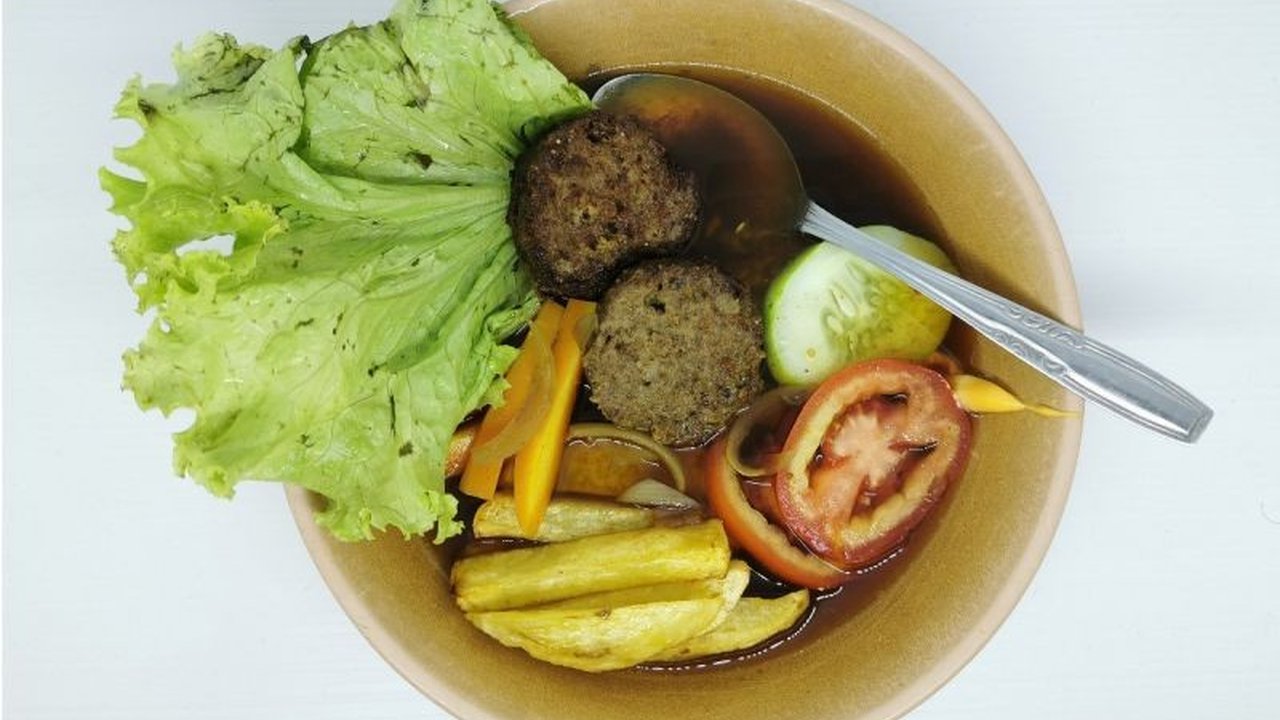 Pencerita kuliner Ade Putri Paramadita membagikan Referensi Kuliner Idul Adha yang unik, termasuk Selat Solo, sebagai alternatif olahan daging kurban yang lebih beragam dan menggugah selera.