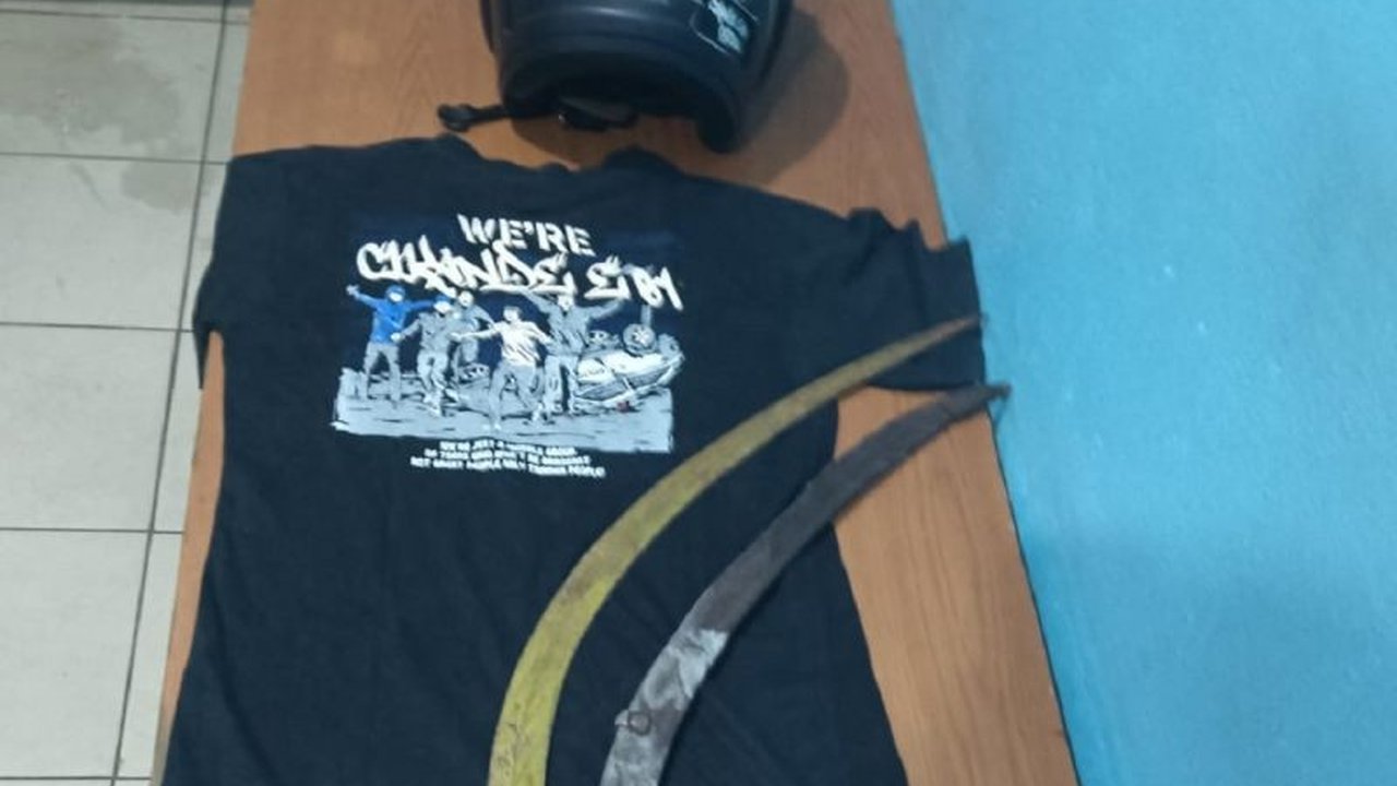 Polisi berhasil meringkus tiga pelaku pembacokan sadis di Flyover Cibodas Tangerang yang meresahkan warga. Simak detail penangkapan dan motif di balik aksi brutal ini.