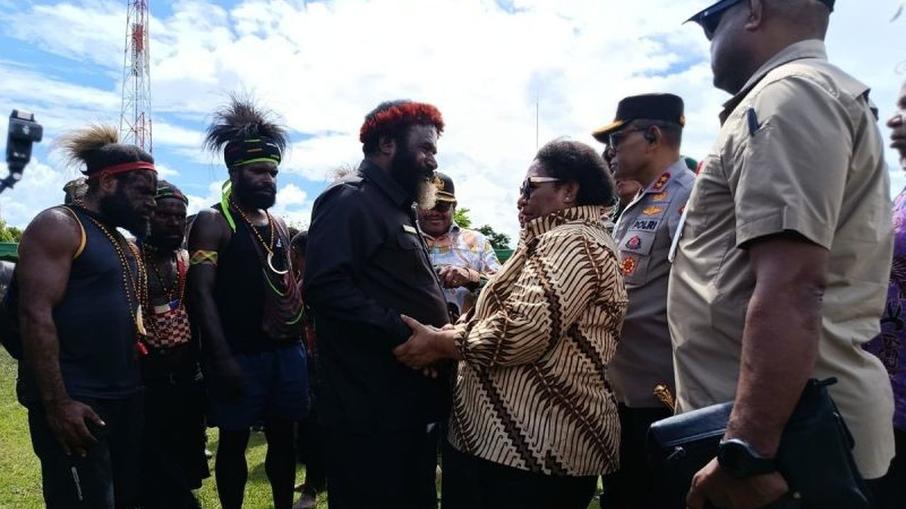 Wakil Menteri Dalam Negeri (Wamendagri) Ribka Haluk menekankan pentingnya penyelesaian konflik di Papua Pegunungan secara damai. Ia berharap tokoh adat dan gereja berperan aktif dalam meredakan perselisihan demi pembangunan daerah.