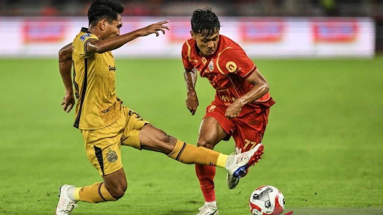 Pemain muda terbaik Super League 2025/2026, Dony Tri Pamungkas, menyatakan siap bersaing murni di musim 2026/2027 meskipun regulasi pemain U23 ditiadakan, membuktikan kualitasnya di lapangan. Ia optimis menghadapi tantangan baru ini.