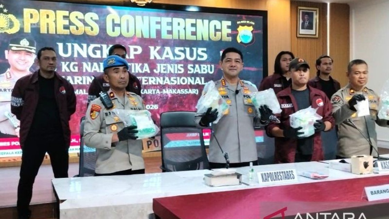 Polrestabes Makassar berhasil mengungkap jaringan peredaran narkoba internasional dengan menyita lebih dari 6 kilogram sabu dan menangkap tujuh tersangka dalam operasi lintas provinsi.