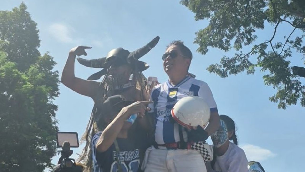 Gubernur Jawa Barat Dedi Mulyadi memuji Persib Bandung sebagai contoh klub profesional yang sukses meraih tiga gelar liga berturut-turut tanpa campur tangan pemerintah. Keberhasilan Persib Juara Liga Profesional ini menjadi bukti pengelolaan modern dan in