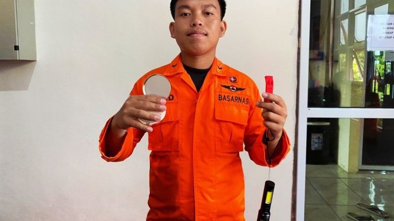 Kantor SAR Natuna menekankan pentingnya membawa Alat Keselamatan Darurat seperti peluit dan senter saat beraktivitas di laut atau hutan, mengingat kondisi alam yang tak terduga.