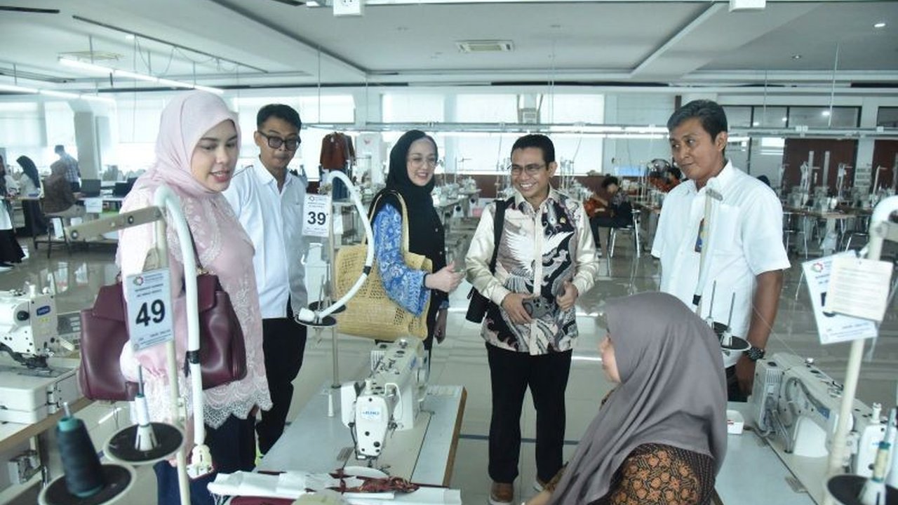 Anggota DPR RI mendesak pemerintah perbanyak **beasiswa sekolah vokasi** dan arahkan CSR industri. Ini penting untuk cetak tenaga kerja terampil dan tingkatkan daya saing bangsa.