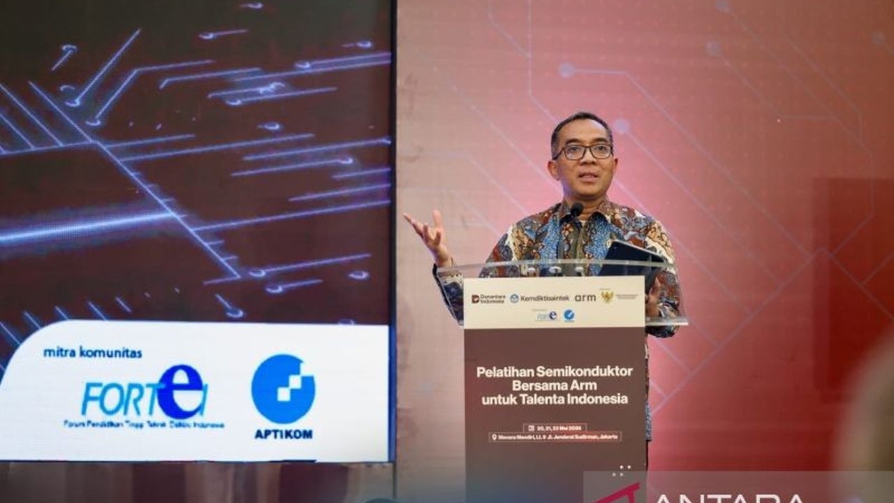 Kementerian Pendidikan Tinggi, Sains, dan Teknologi (Kemdiktisaintek) fokus memperkuat Talenta Semikonduktor Nasional, menargetkan 15.000 ahli chip untuk industri maju Indonesia.