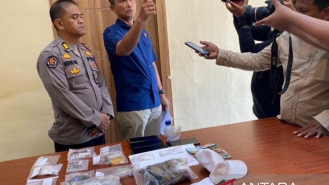 Satuan Reserse Narkoba Polres Sergai berhasil mengungkap 14 kasus narkoba dengan mengamankan 23 tersangka dan barang bukti sabu dalam operasi Grebek Sarang Narkoba, menunjukkan komitmen Polres Sergai Ungkap Kasus Narkoba di wilayahnya.