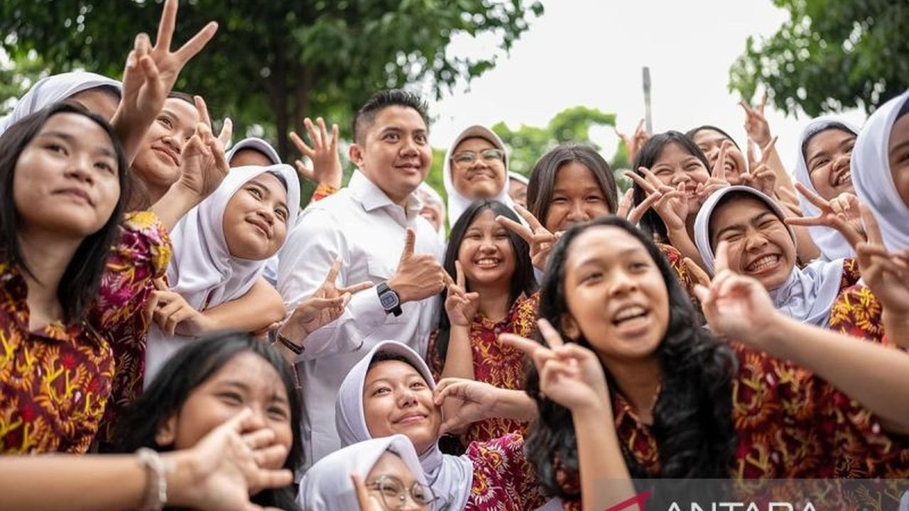 Analis komunikasi politik menilai dokumentasi aktivitas harian pejabat publik, seperti yang dilakukan Sekretaris Kabinet Teddy Indra Wijaya, sebagai bentuk laporan kerja dan transparansi kepada masyarakat, membuka proses yang selama ini jarang terlihat.