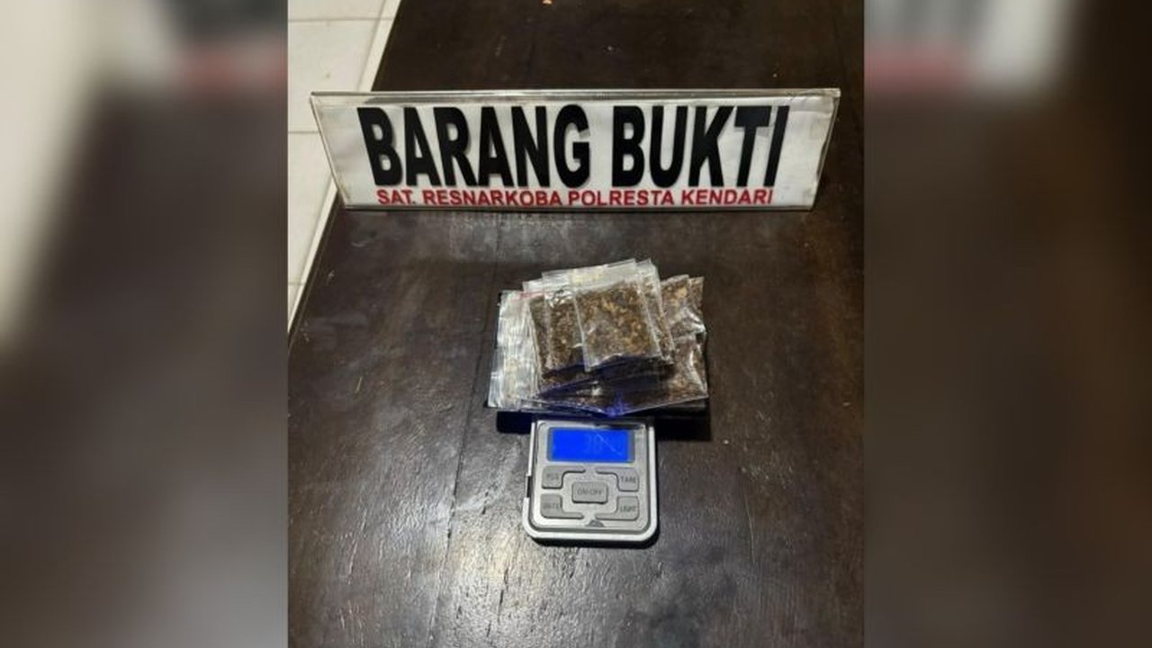 Satresnarkoba Polresta Kendari berhasil meringkus dua remaja terduga pengedar narkotika jenis sabu dan tembakau sintetis di Kendari. Penangkapan ini menjadi bagian penting dalam upaya memberantas peredaran tembakau sintetis Kendari.