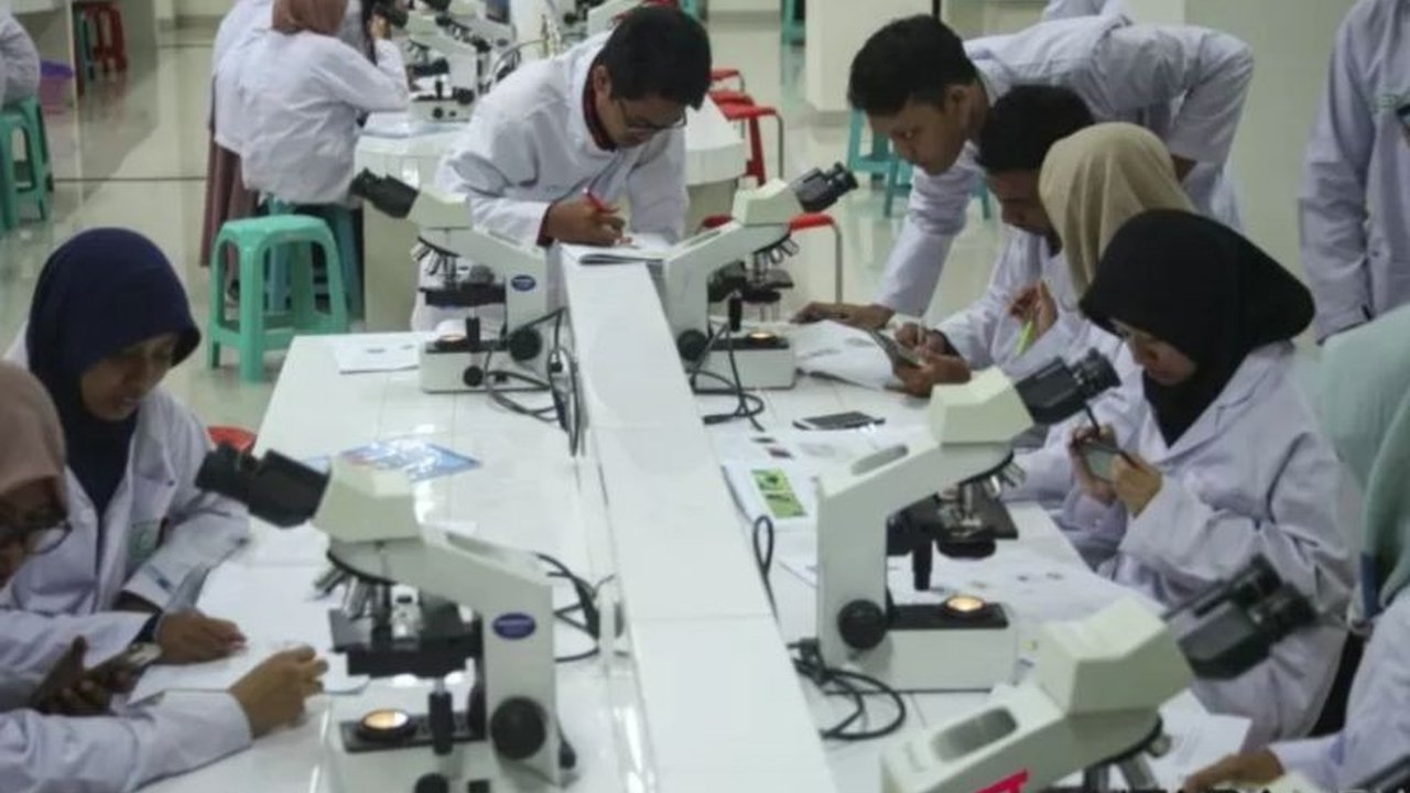 Kementerian Pendidikan Tinggi, Sains, dan Teknologi (Kemdiktisaintek) mengeluarkan regulasi baru untuk mengatur status Dosen Tetap Dokter Klinis, membuka jalan bagi pengembangan karier akademik hingga jenjang profesor. Simak detailnya!
