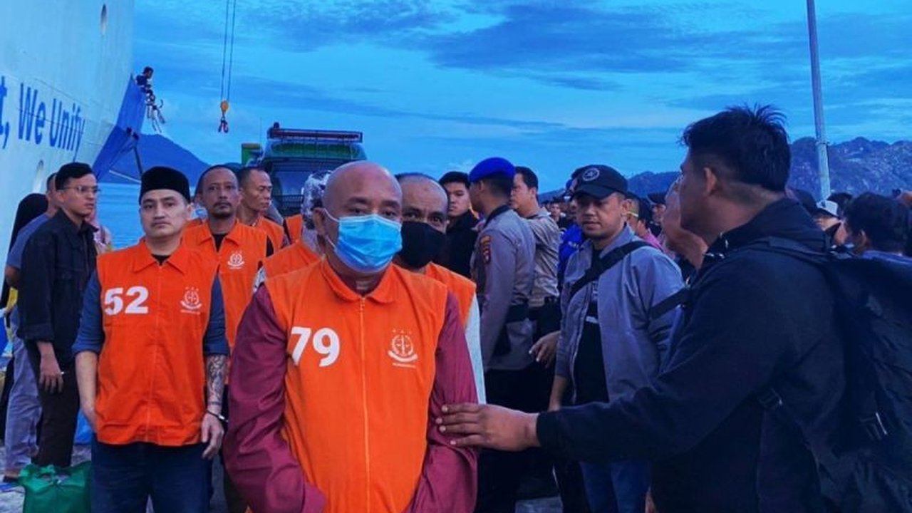 Kejari Natuna kirim 15 tahanan ke Lapas Tanjungpinang dan Batam melalui jalur laut, menegaskan komitmen penegakan hukum optimal di wilayah kepulauan terluar Indonesia.