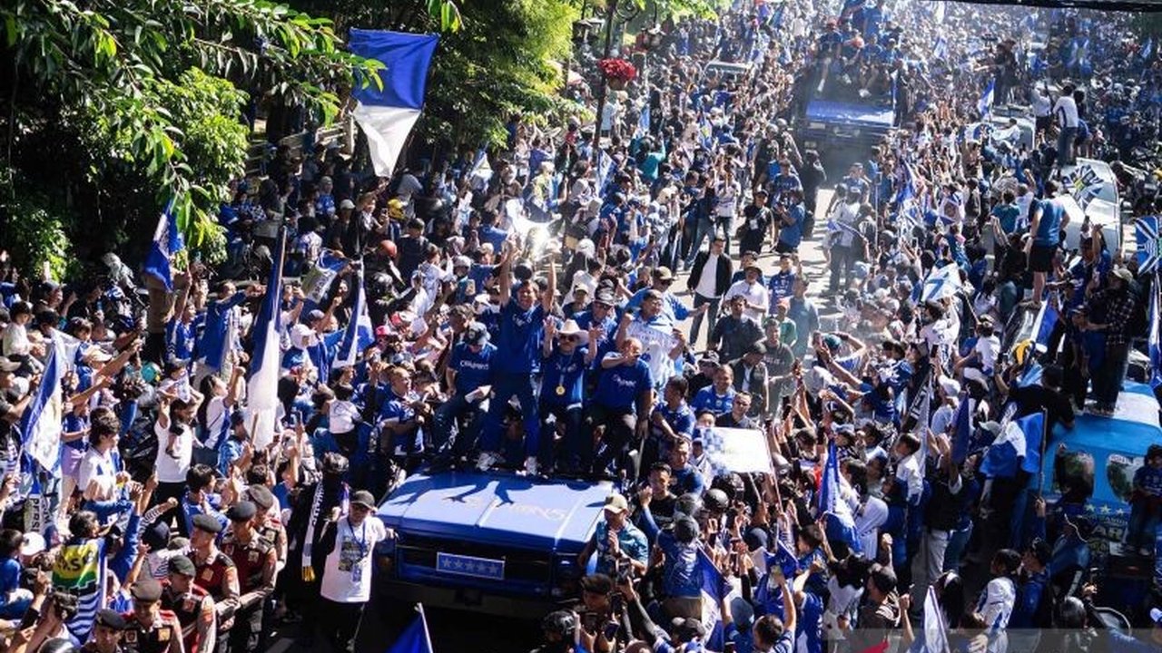 Persib Bandung sukses meraih hattrick gelar Persib di BRI Super League 2025/2026, memicu euforia di Bandung dan menunjukkan bagaimana sepak bola menyatukan emosi serta menggerakkan ekonomi lokal.