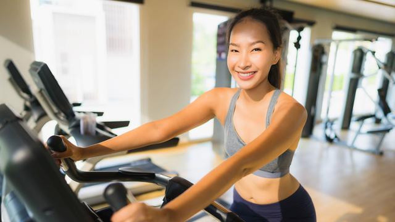 Berjalan kaki dapat membantu tubuh membakar kalori sekaligus menjadi pilihan olahraga yang lebih ringan untuk pemula. (Foto/dok: Freepik/lifeforstock)