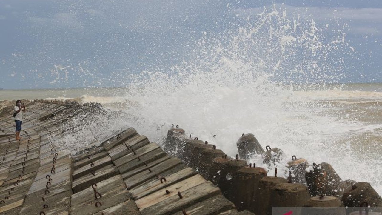 Badan Meteorologi Klimatologi dan Geofisika (BMKG) mengeluarkan peringatan dini terkait potensi gelombang tinggi hingga 4 meter di perairan Sumut pada 25-28 Mei 2026. Masyarakat dan nelayan diimbau untuk meningkatkan kewaspadaan.