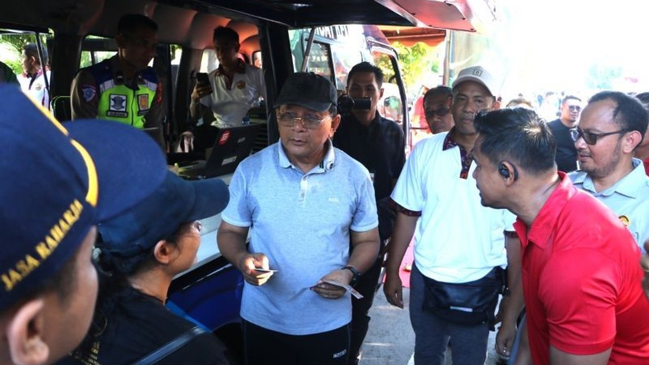 Pemerintah Kabupaten Buleleng meluncurkan inovasi Samsat Keliling untuk menjangkau masyarakat di pelosok desa, memastikan pembayaran pajak kendaraan bermotor lebih mudah dan cepat, serta mendongkrak pendapatan daerah.