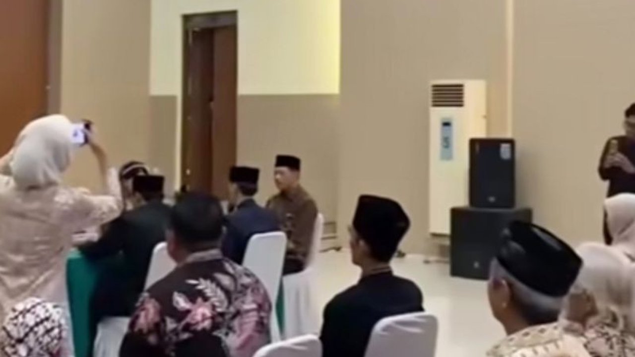 Kasus dugaan penipuan WO di Bekasi viral di media sosial, membuat calon pengantin gagal menggelar pesta pernikahan impian. Polres Metro Jakarta Timur kini meminta para korban untuk segera membuat laporan resmi agar kasus dapat ditindaklanjuti secara hukum