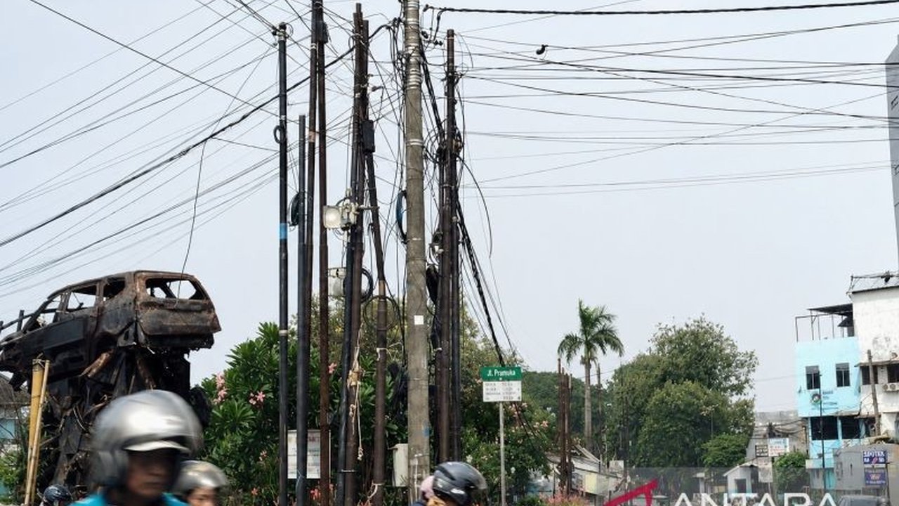 Pemerintah Kabupaten Karawang menargetkan penataan kabel udara di delapan titik perkotaan rampung akhir tahun ini. Upaya penataan kabel udara Karawang ini bertujuan mengembalikan estetika kota dan mengatasi kesemrawutan.