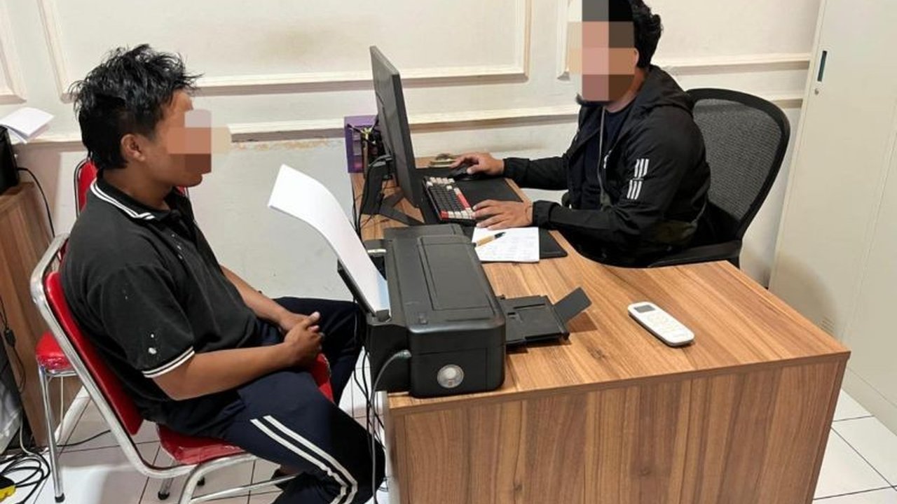 Satuan Reserse Narkoba Polres Garut berhasil ciduk pembuat tembakau sintetis yang diedarkan di wilayah Garut, mengungkap modus operandi dan ancaman hukuman berat.