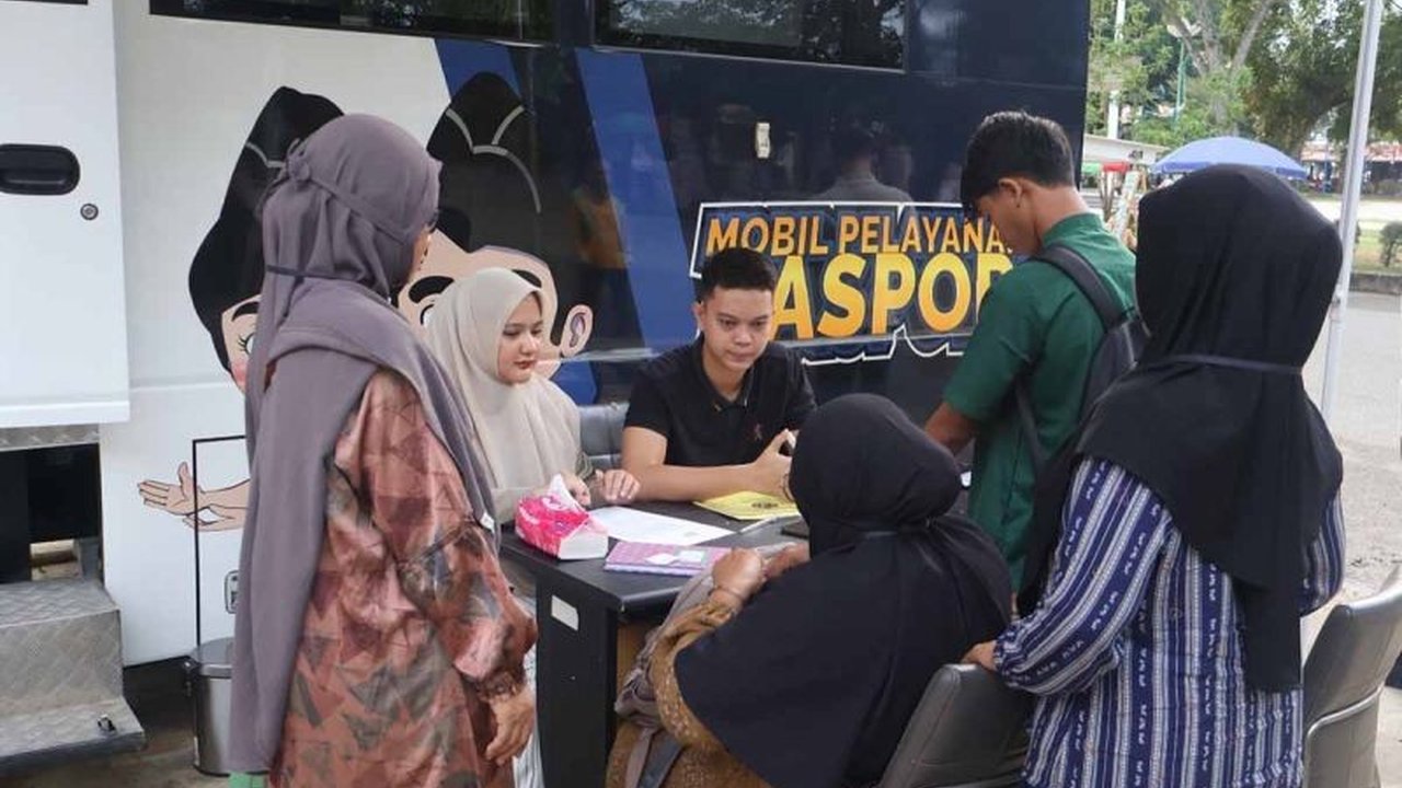 Kantor Imigrasi Kelas II TPI Langsa berinovasi mendekatkan pelayanan dengan menghadirkan Layanan Paspor Keliling di arena Car Free Day, memudahkan masyarakat mengurus dokumen perjalanan secara cepat dan efisien.