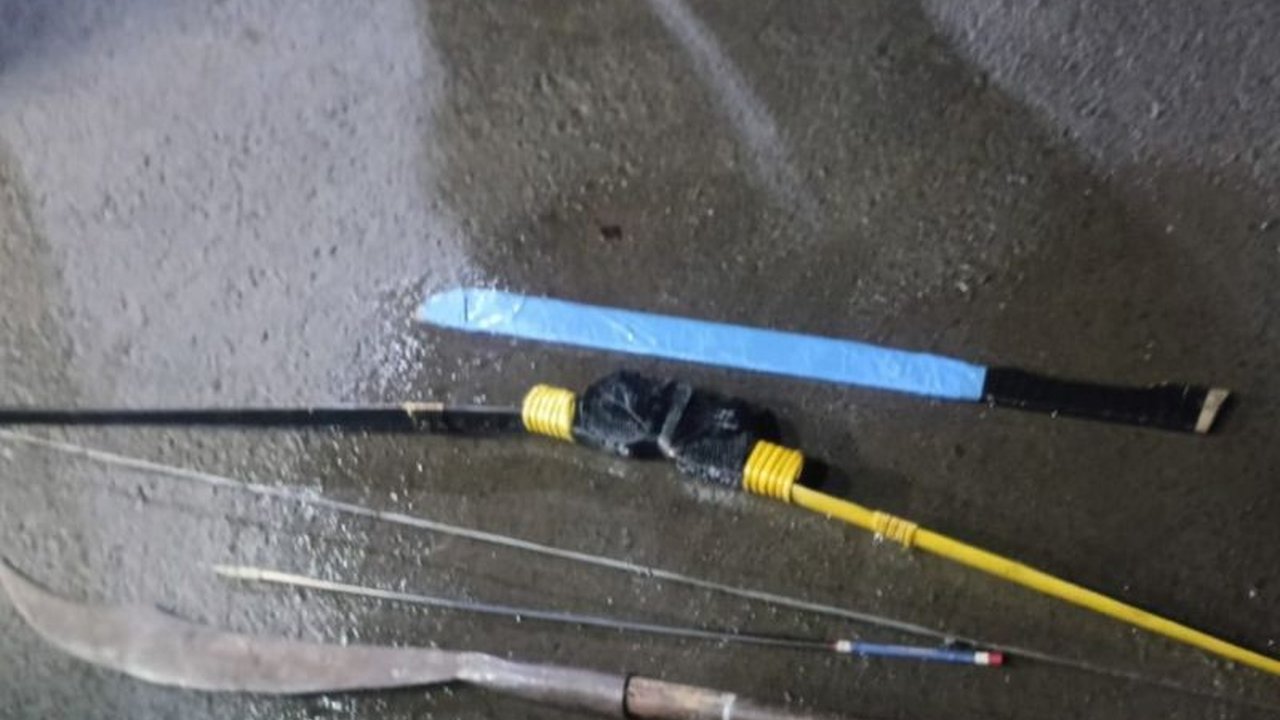 Polsek Cilincing berhasil mengamankan dua remaja yang diduga hendak tawuran dan membawa senjata tajam saat patroli malam, menegaskan komitmen Polisi Tangkap Remaja Tawuran demi keamanan warga.