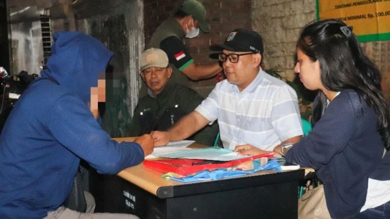 Suku Dinas Lingkungan Hidup Jakarta Selatan menggelar OTT Sampah Sembarangan di Jagakarsa. Pelanggar Perda DKI Jakarta Nomor 3 Tahun 2013 dikenakan denda hingga Rp500 ribu. Langkah ini tingkatkan disiplin warga demi lingkungan bersih.