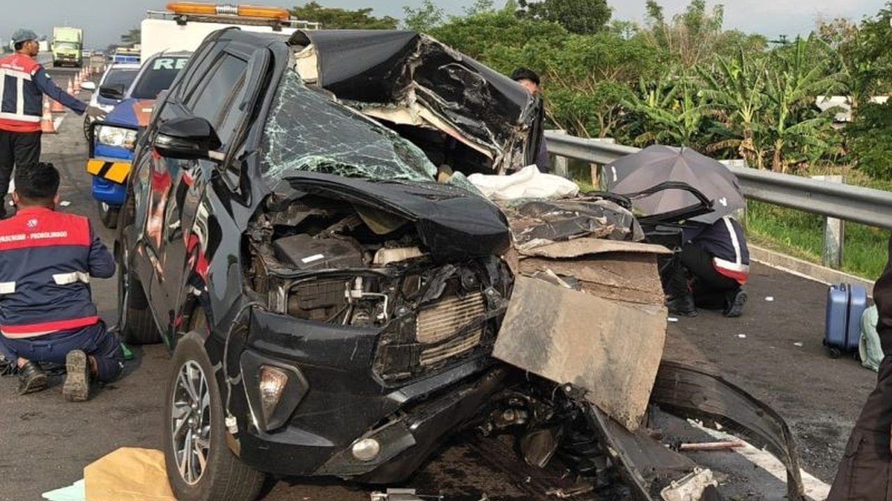 Kecelakaan Anggota DPR Muhammad Hilman Mufidi di Tol Pasuruan-Probolinggo menewaskan dua stafnya. Polisi menduga sopir mengantuk, penyelidikan masih berlanjut.