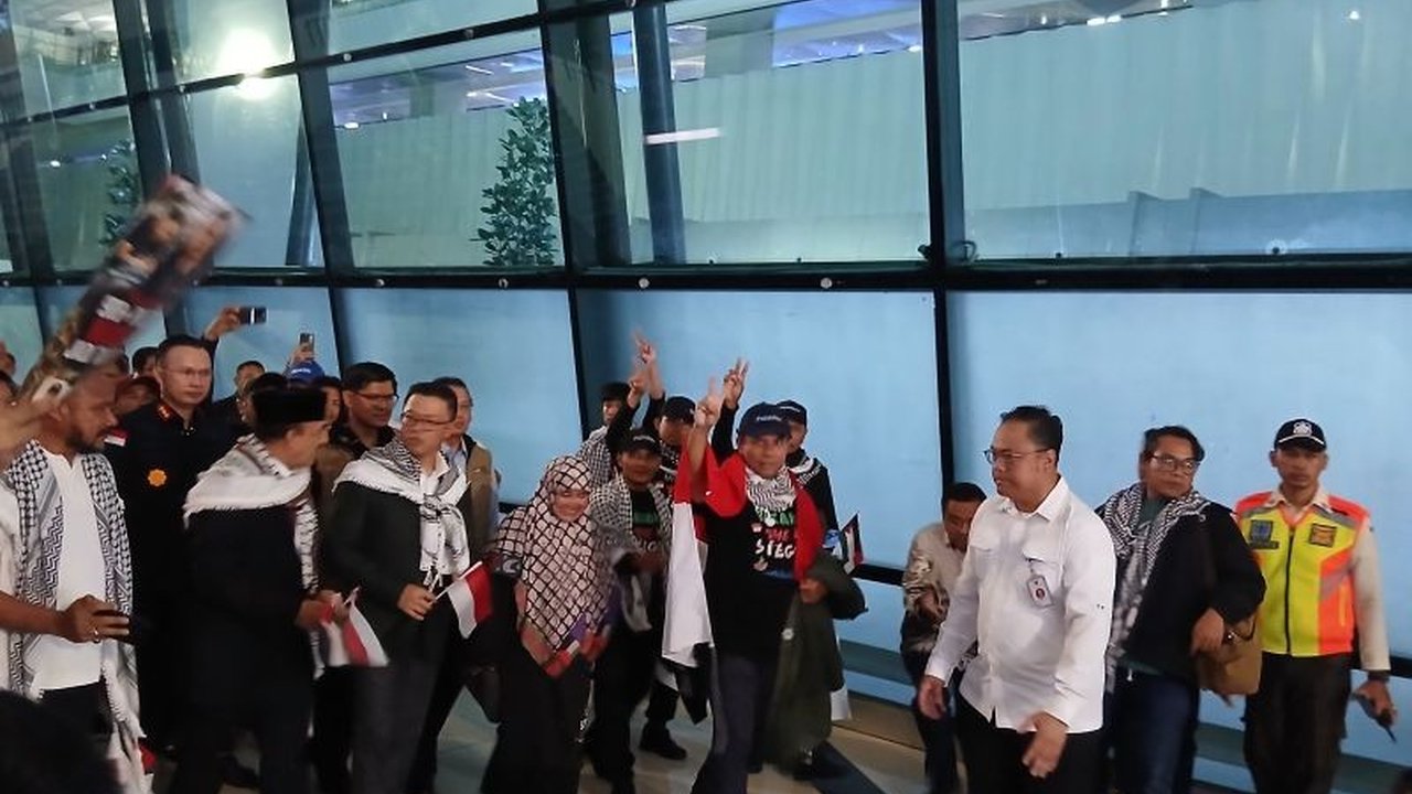 Sembilan WNI Korban Penahanan Israel akhirnya kembali ke Indonesia setelah ditahan militer Zionis, Menlu Sugiono mengecam keras tindakan tidak manusiawi tersebut.
