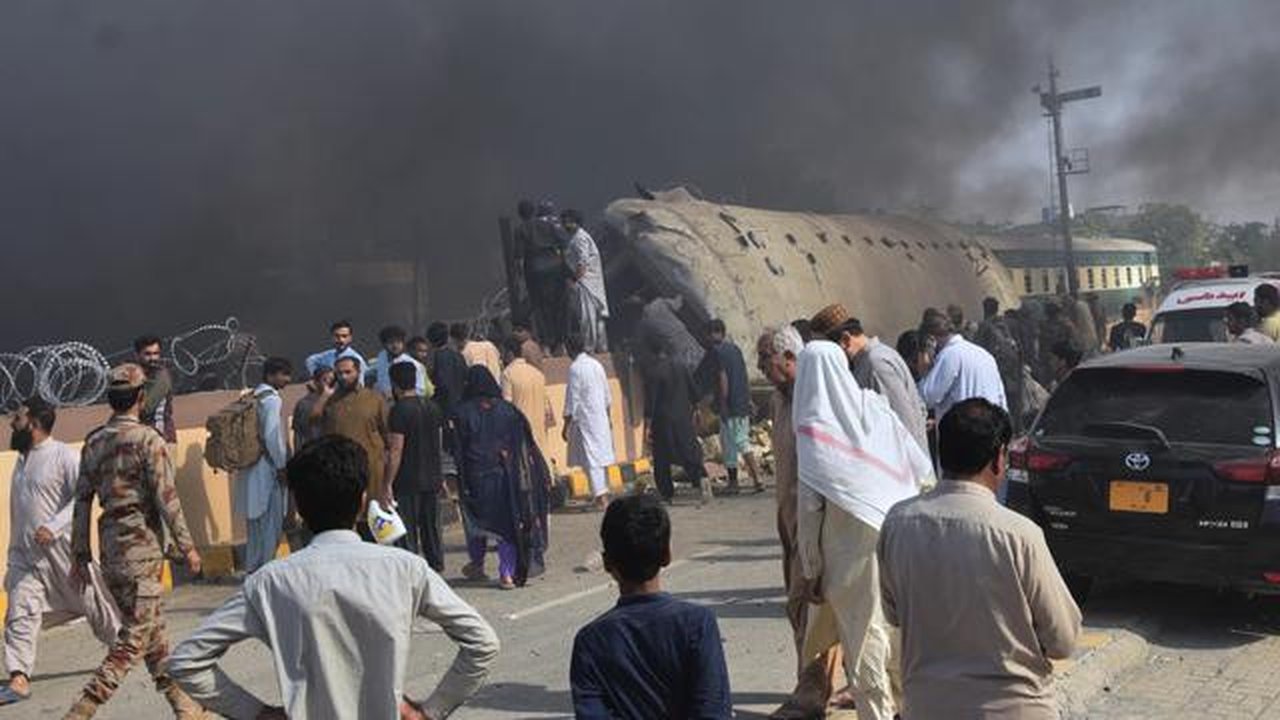 Tentara paramiliter dan para relawan mengevakuasi korban dari gerbong kereta yang terbalik di jalur rel di lokasi ledakan bom, di Quetta, Pakistan, Minggu, 24 Mei 2026. (AP Photo/Arshad Butt)