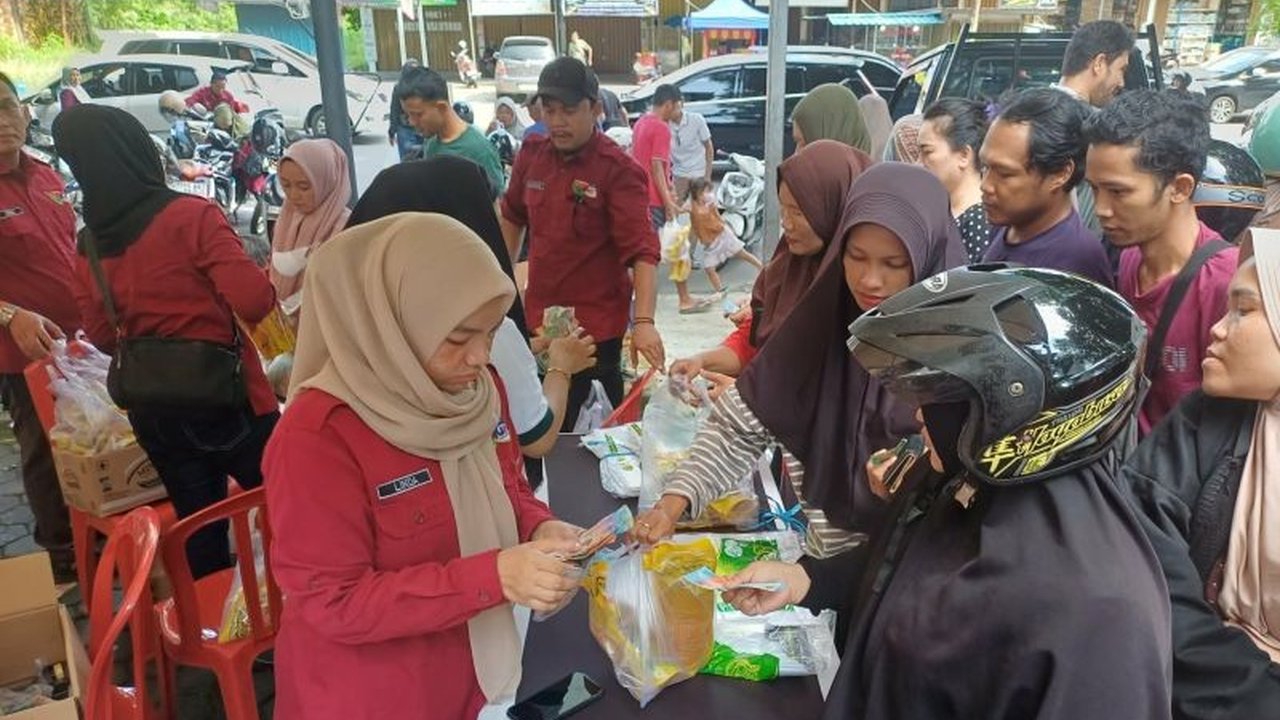 Bulog Tanjungpinang menggelontorkan satu ton beras SPHP dan MinyaKita dalam operasi pasar murah di Tanjungpinang, membantu masyarakat mendapatkan kebutuhan pokok dengan harga terjangkau menjelang Idul Adha.