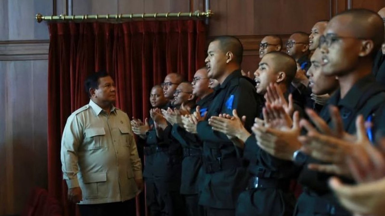 Presiden Prabowo Subianto meluncurkan Presidential Future Leaders Program (PFLP) 2026 untuk mencetak calon pemimpin BUMN yang profesional dan berintegritas, menjawab tantangan global.
