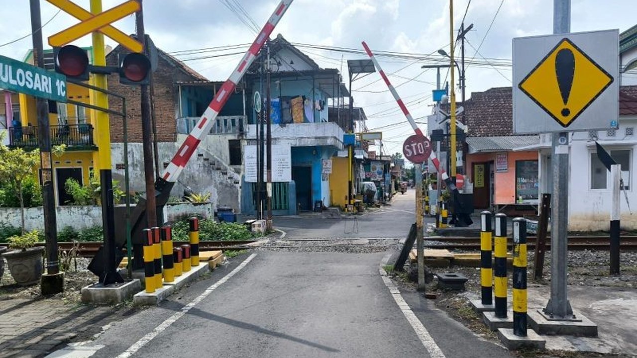 PT KAI Daop 8 Surabaya gencar lakukan Penataan Perlintasan Sebidang KAI Malang di 20 titik untuk mencegah kecelakaan dan menjamin keselamatan perjalanan kereta api serta masyarakat.