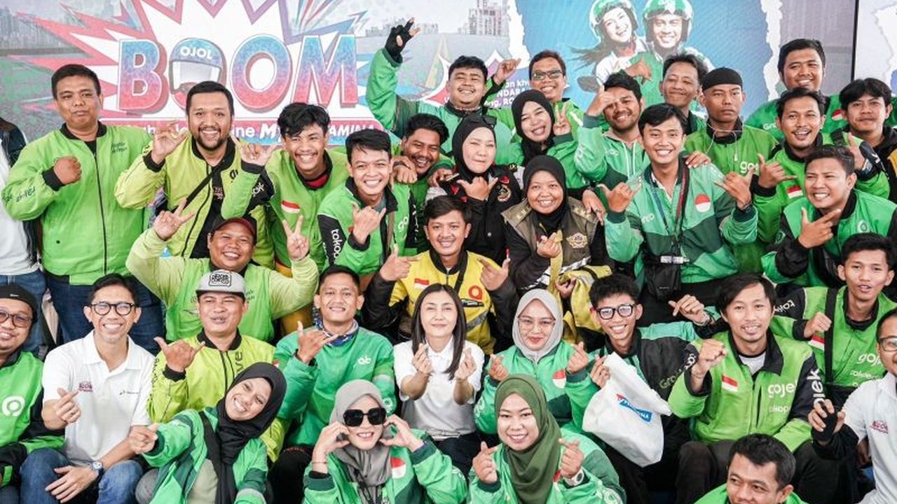 Pertamina Patra Niaga mengapresiasi mitra ojek online dengan 25 sepeda motor baru melalui program Berkah Ojek Online MyPertamina (BOOM) periode 1, mendorong penggunaan BBM berkualitas dan MyPertamina.