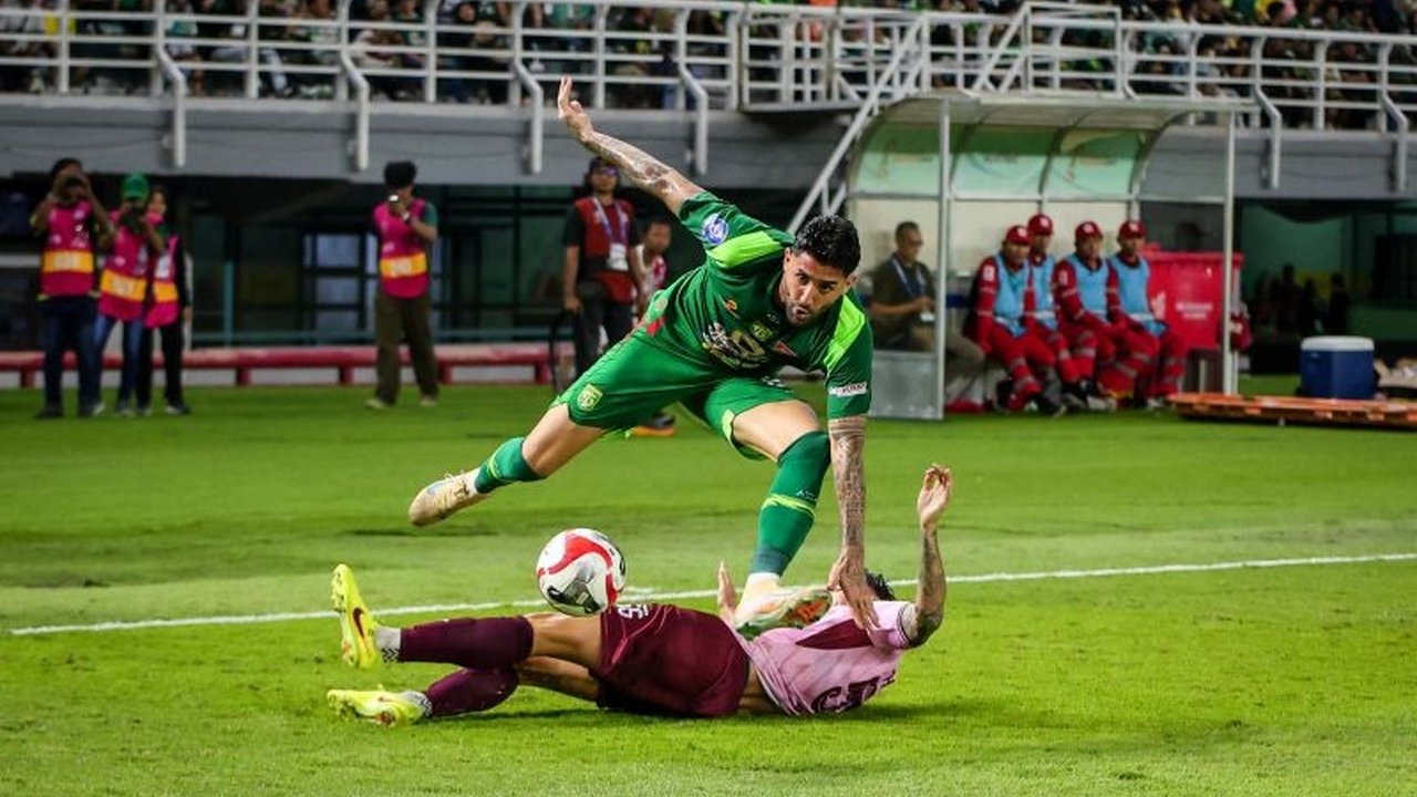 Penyerang asal Brasil, Bruno Paraiba, resmi tinggalkan Persebaya Surabaya usai musim 2025/2026 berakhir. Apa alasan di balik perpisahan ini yang melibatkan cedera dan keputusan manajemen klub?
