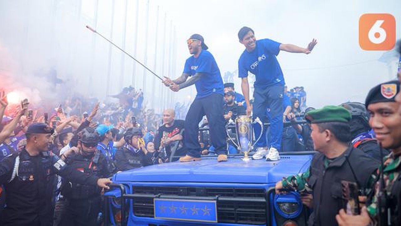 Pemain Persib Bandung, Saddil Ramdani (kiri) dan Adam Alis berada diatas mobil dalam pawai juara BRI Super League musim ini di Kota Bandung, Minggu (24/05/2026) pagi WIB. (Bagaskara Lazuardi/