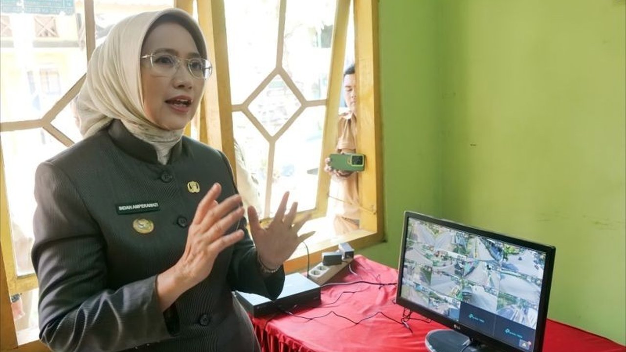 Pemerintah Kabupaten Lumajang secara masif memasang ribuan PJU dan CCTV untuk meningkatkan keamanan lingkungan hingga tingkat dusun, menciptakan wilayah yang lebih aman dan nyaman bagi warganya.