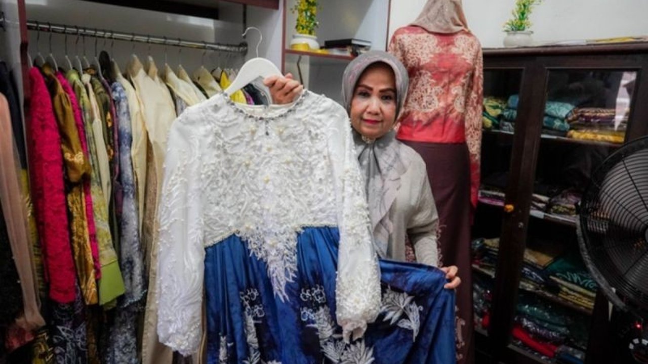 UMKM Dara Bungas Sasirangan dari Banjarbaru sukses membawa kain sasirangan khas daerah menembus pasar nasional dengan desain modern. Simak bagaimana inovasi ini mempertahankan budaya lokal dan menggerakkan ekonomi masyarakat sekitar.