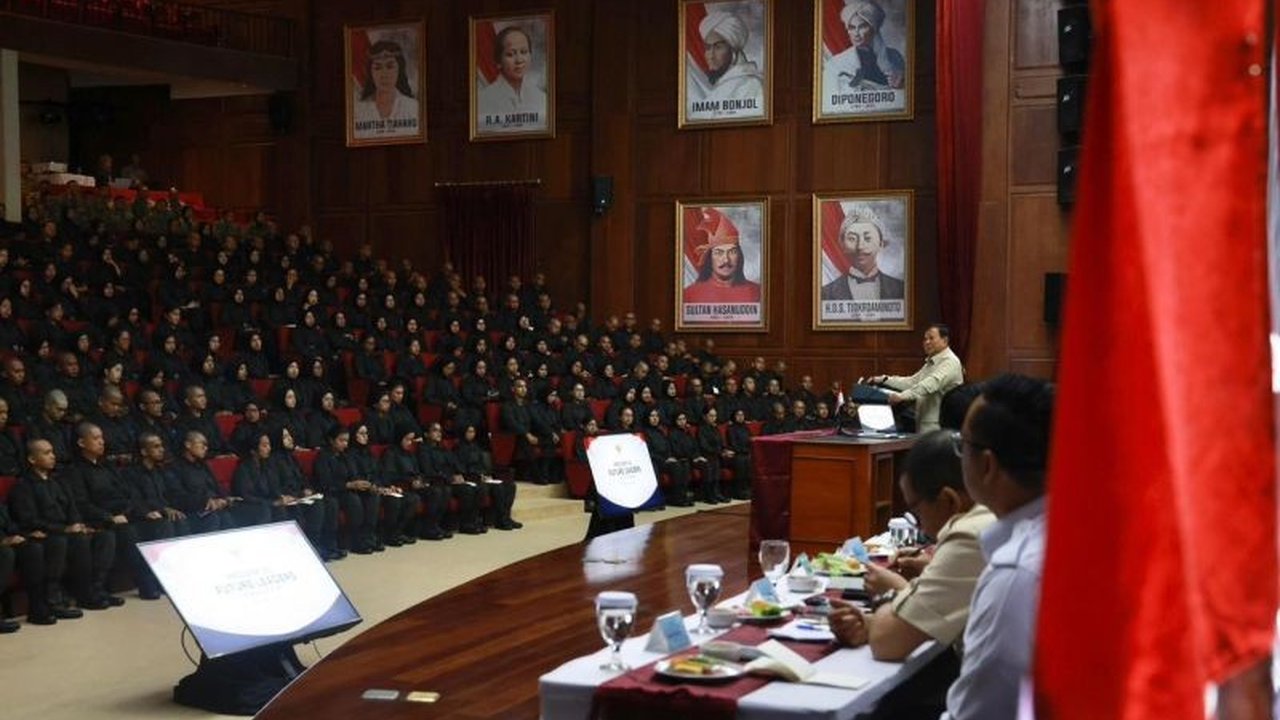 Presiden Prabowo Subianto memberikan taklimat kepada peserta Presidential Future Leaders Program (PFLP) 2026 di Hambalang. Inisiatif ini siapkan Program Calon Pemimpin BUMN masa depan yang profesional dan berintegritas.