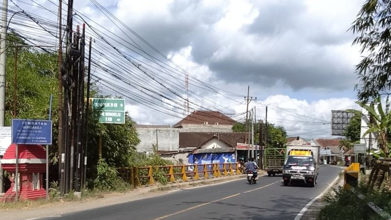 Forum LLAJ bersama kepolisian menunda penutupan Jembatan Gondang di jalur nasional Tulungagung-Trenggalek hingga usai Idul Adha, memastikan kelancaran distribusi hewan kurban dan mobilitas masyarakat. Simak detail pengalihan arusnya!